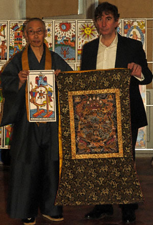 Un monje instructor budista antiguo alumno de la escuela de Tarot Internacional Philippe Camoin
